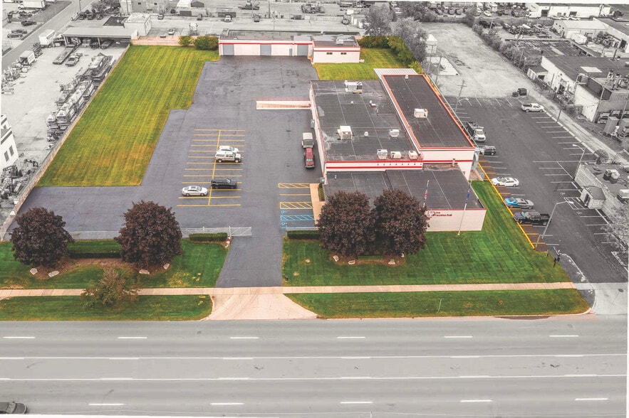 31666 W Eight Mile Rd, Farmington Hills, MI à vendre - Photo de l’immeuble – Image 2 sur 9