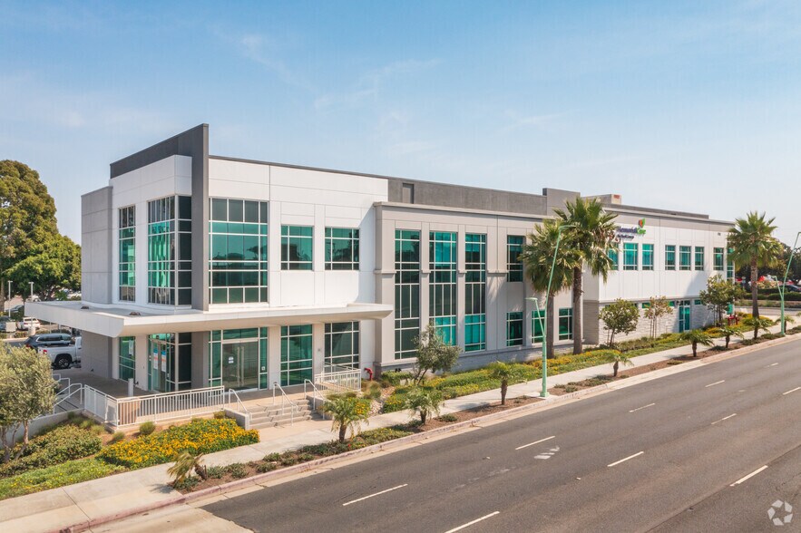 17762 Beach Blvd, Huntington Beach, CA à louer - Photo principale – Image 1 sur 13