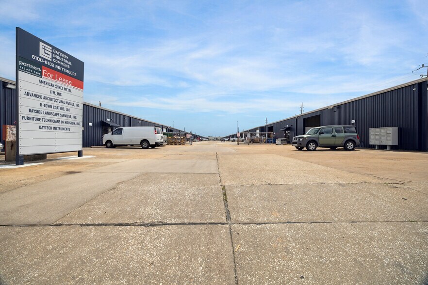 6100 Brittmoore Rd, Houston, TX à louer - Photo de l’immeuble – Image 3 sur 54