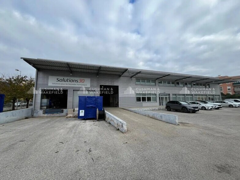 Local d’activités dans Le Luc à louer - Photo principale – Image 1 sur 9