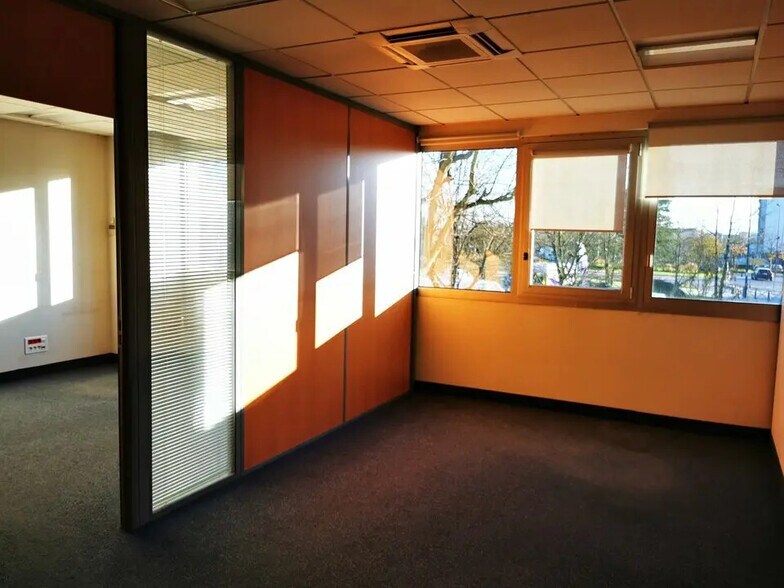 Bureau dans Torcy à louer - Photo de l’immeuble – Image 3 sur 8