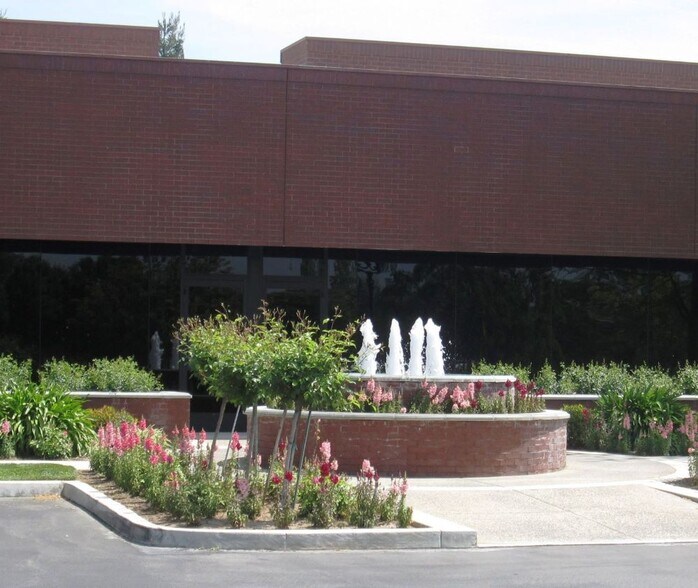 7010 N Marks Ave, Fresno, CA à louer - Photo de l’immeuble – Image 2 sur 11
