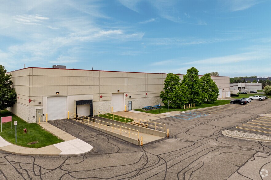 1780 Pond Run, Auburn Hills, MI à louer - Photo de l’immeuble – Image 3 sur 6