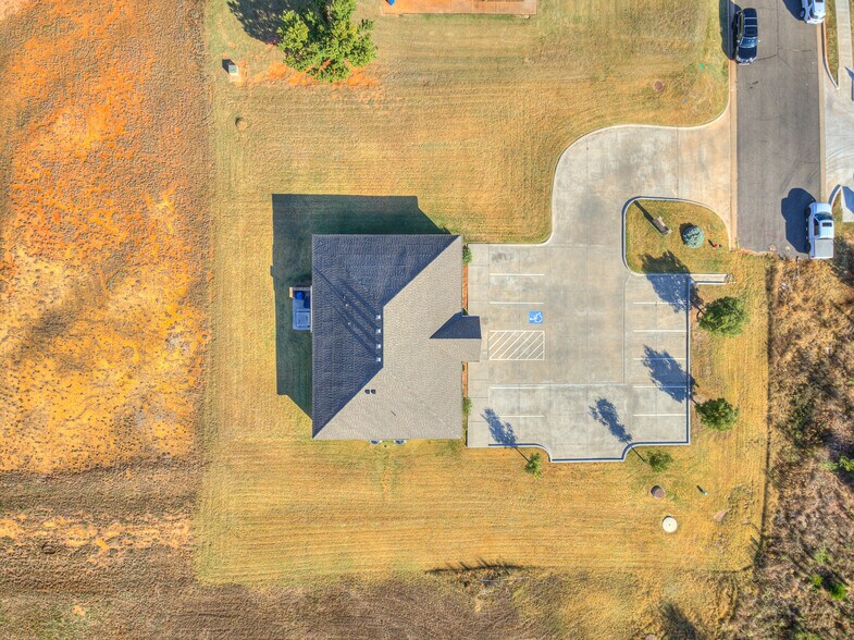 1917 Commerce, Choctaw, OK à vendre - Photo de l’immeuble – Image 3 sur 10
