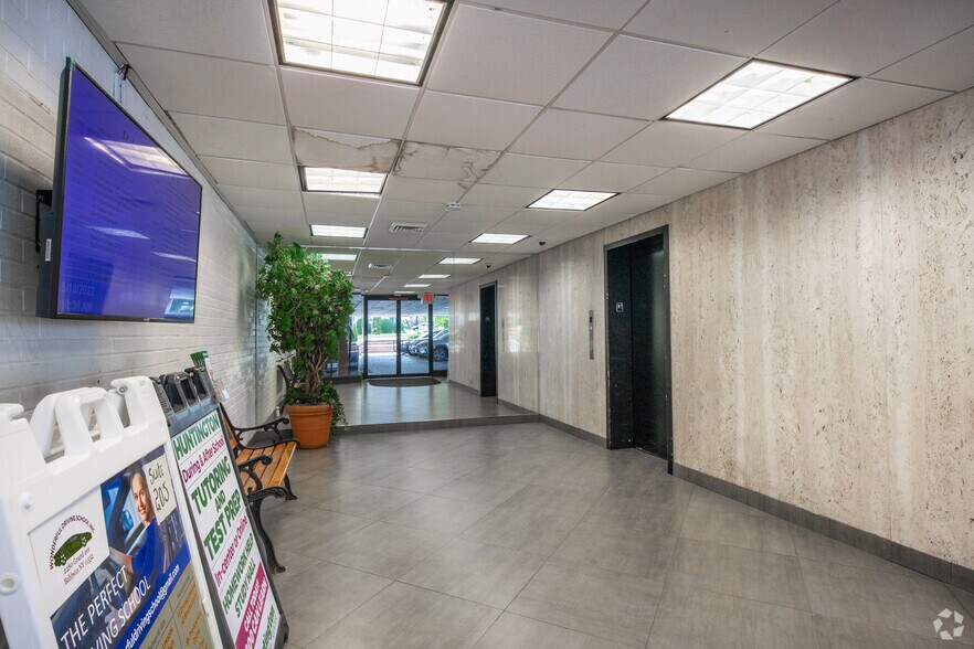 2280 Grand Ave, Baldwin, NY à louer - Hall d’entrée – Image 3 sur 9