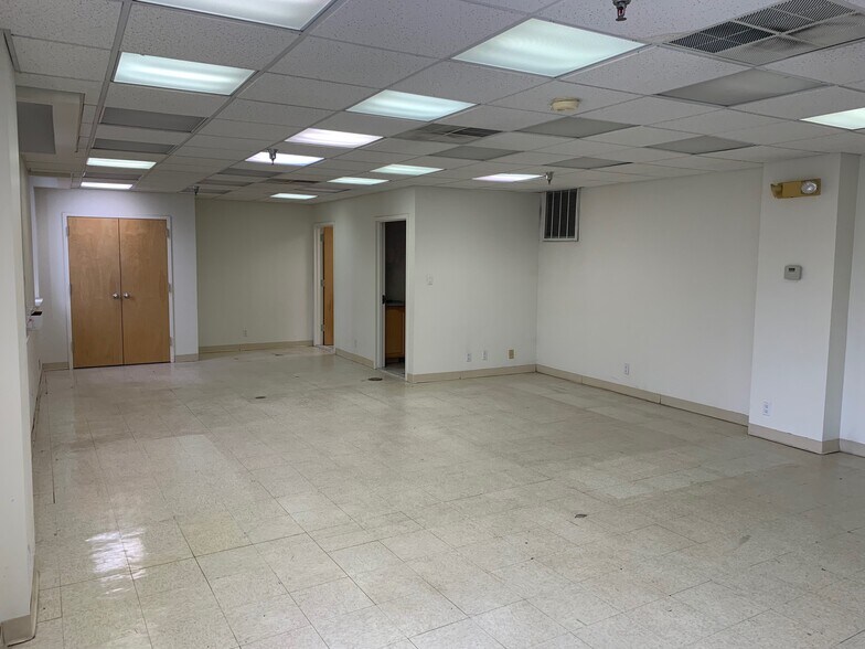 45 Samworth Rd, Clifton, NJ à louer - Photo de l’immeuble – Image 3 sur 7