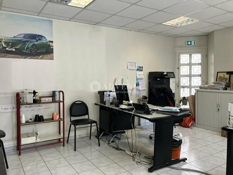 Local d'activités dans Bourges à vendre - Photo de l’immeuble – Image 2 sur 7