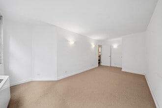 330 W 58th St, New York, NY à louer Photo intérieure– Image 2 sur 18