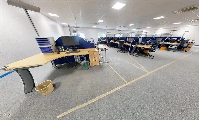 Local d'activités dans Nazelles-Négron à vendre Photo de l’immeuble– Image 1 sur 8