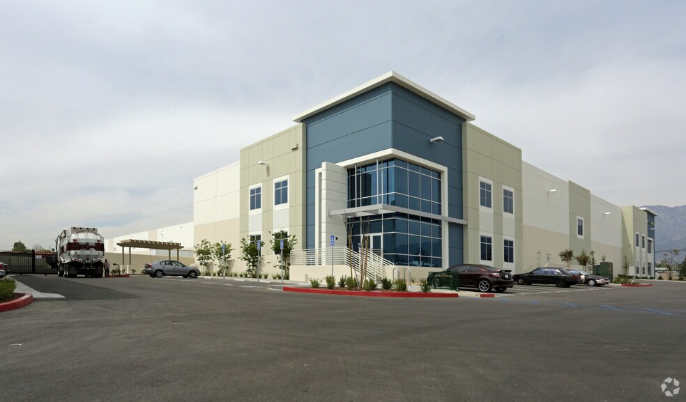 9089 8th St, Rancho Cucamonga, CA à vendre - Photo de l’immeuble – Image 2 sur 13