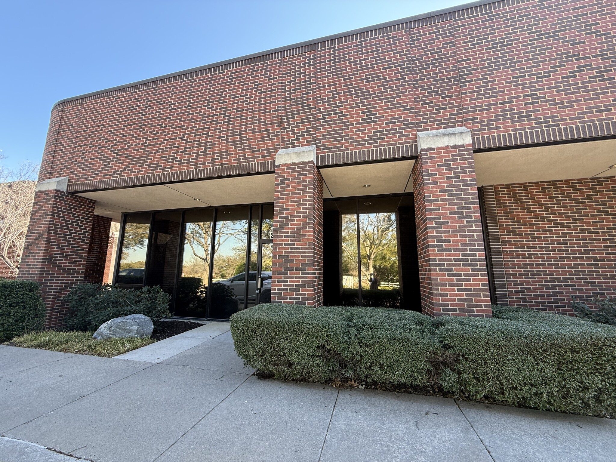 2532-2542 Highlander Way, Carrollton, TX à louer Photo de l’immeuble– Image 1 sur 7