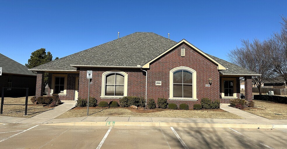 1955 W 33rd St, Edmond, OK à louer - Photo de l’immeuble – Image 2 sur 6