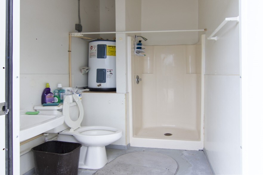 479 Interstate Ct, Sarasota, FL à vendre - Photo intérieure – Image 2 sur 37