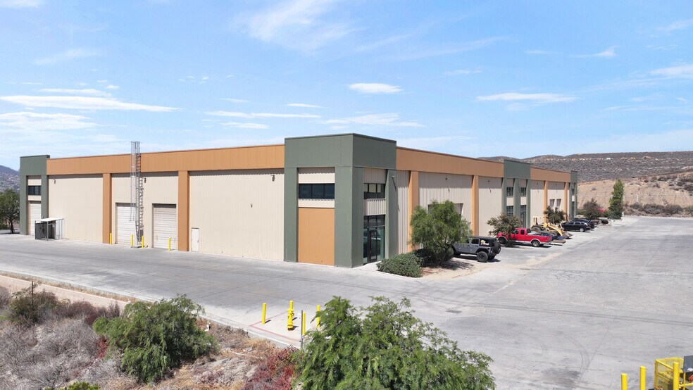 10060 Dawson Canyon Rd, Corona, CA à louer - Photo de l’immeuble – Image 3 sur 8