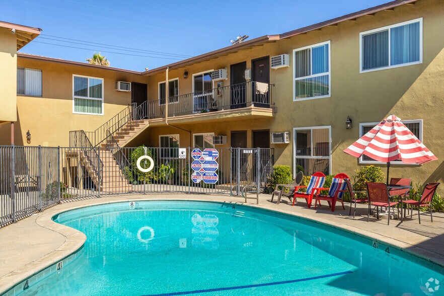 6635 Wilkinson Ave, North Hollywood, CA à vendre - Photo de l’immeuble – Image 3 sur 28