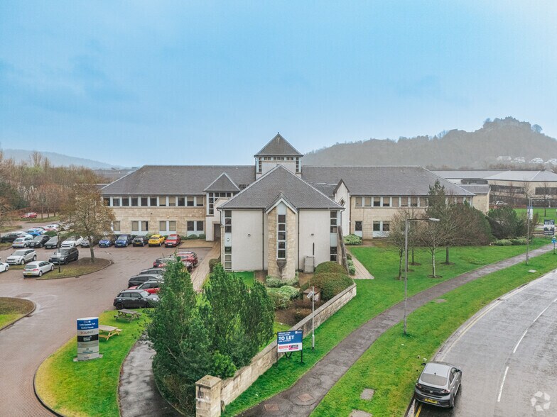 Greenwell Rd, Stirling à louer - Photo principale – Image 1 sur 2