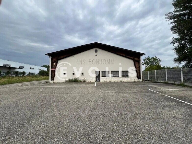 Bureau dans Saint-Genis-Laval à louer - Photo de l’immeuble – Image 1 sur 8
