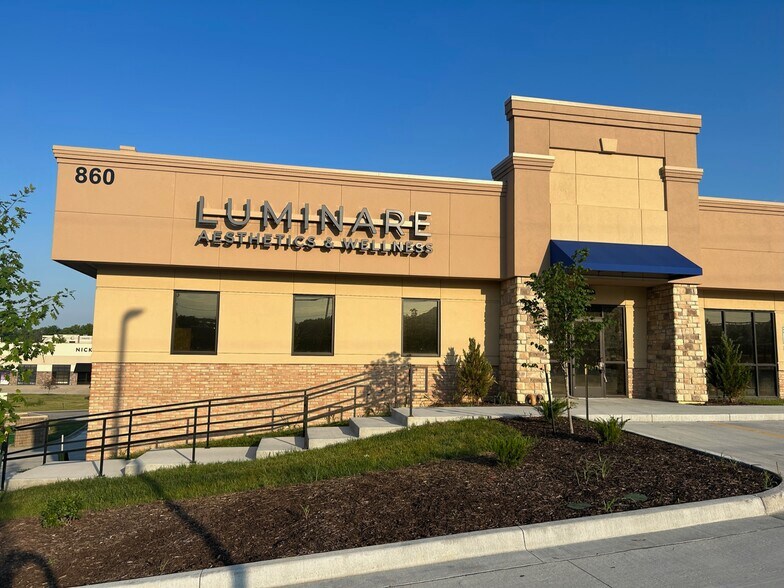 860 Haines Dr, Liberty, MO à louer - Photo de l’immeuble – Image 2 sur 7