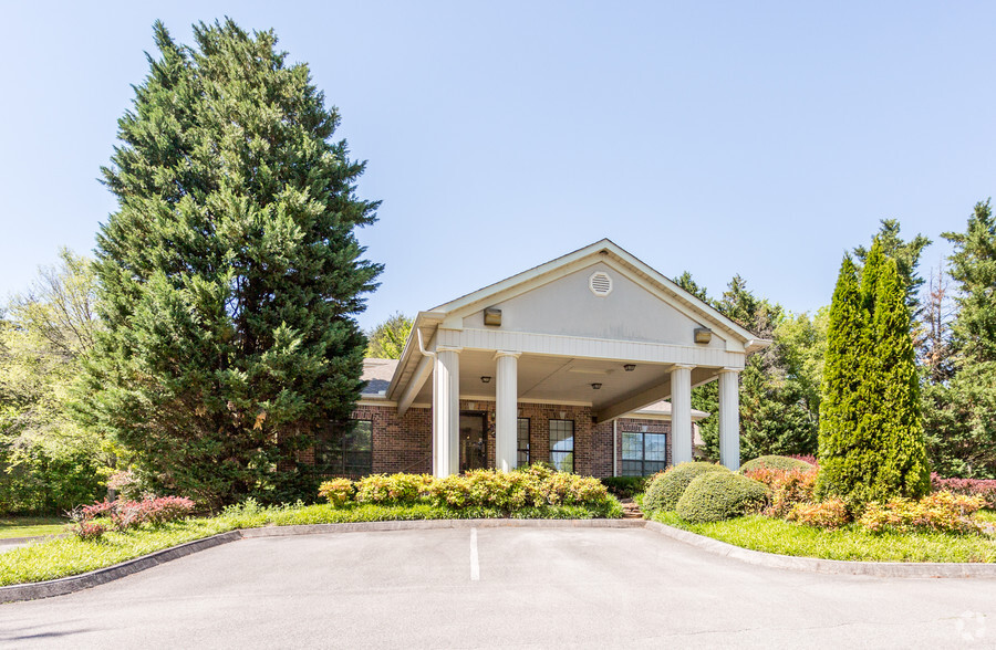 3221 W Governor John Sevier Hwy, Knoxville, TN à louer - Photo principale – Image 1 sur 46