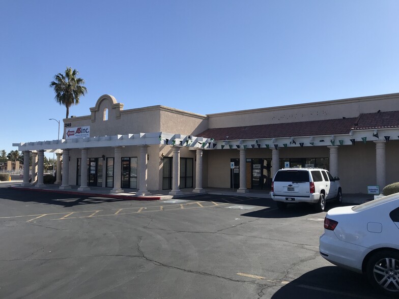 2833-2949 E Desert Inn Rd, Las Vegas, NV à louer - Photo de l’immeuble – Image 2 sur 8