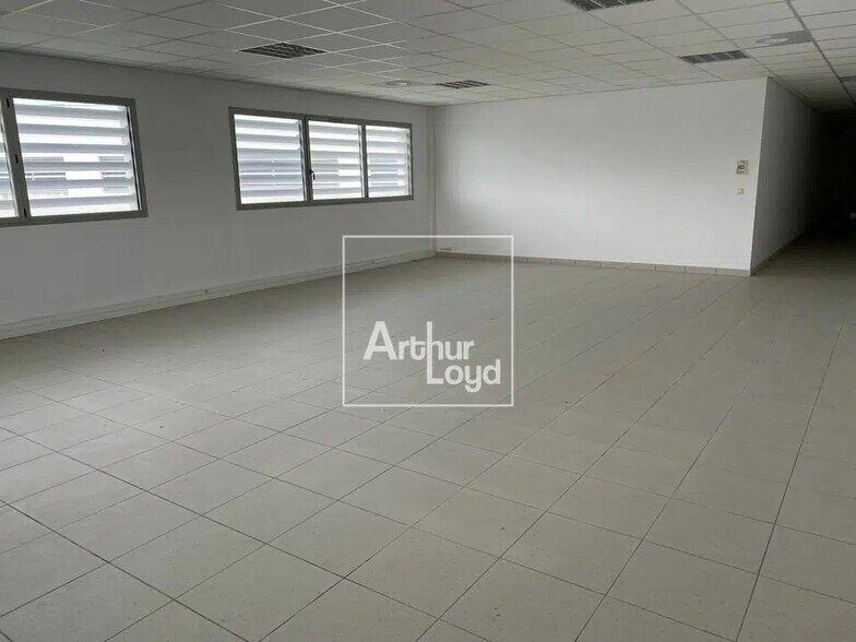 Bureau dans Grigny à vendre - Photo de l’immeuble – Image 2 sur 5