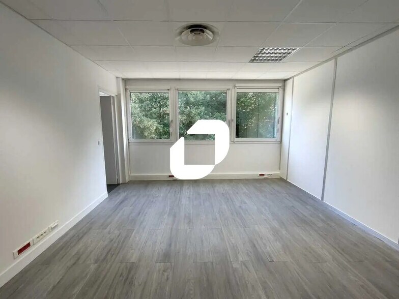 Bureau dans Bièvres à louer - Photo de l’immeuble – Image 1 sur 14