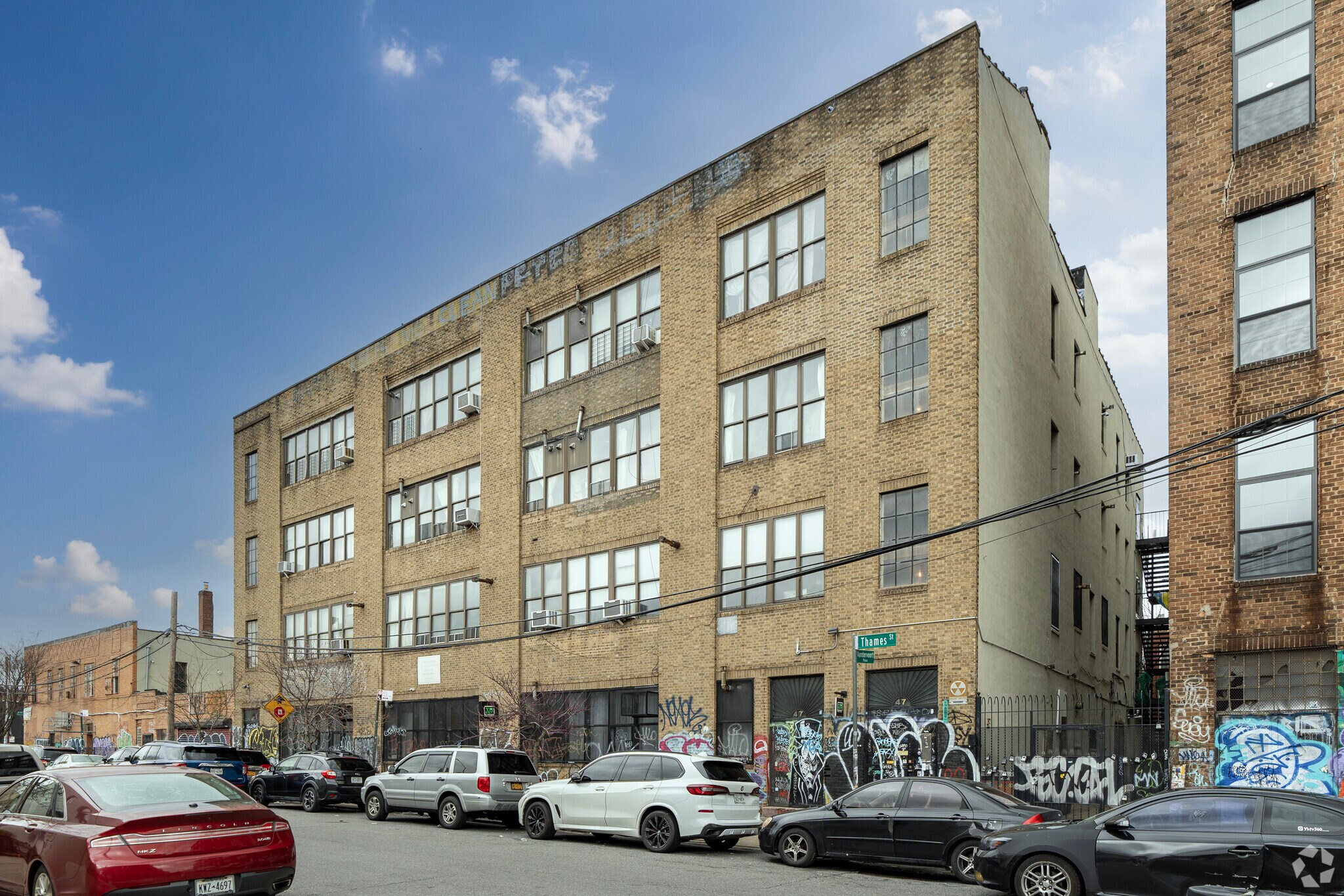 47 Thames St, Brooklyn, NY à vendre Photo de l’immeuble– Image 1 sur 9