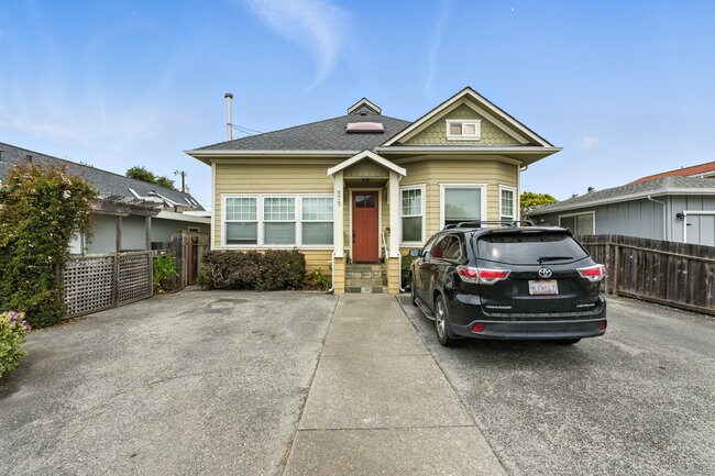 575 Myrtle St, Half Moon Bay, CA à vendre - Photo principale – Image 1 sur 60