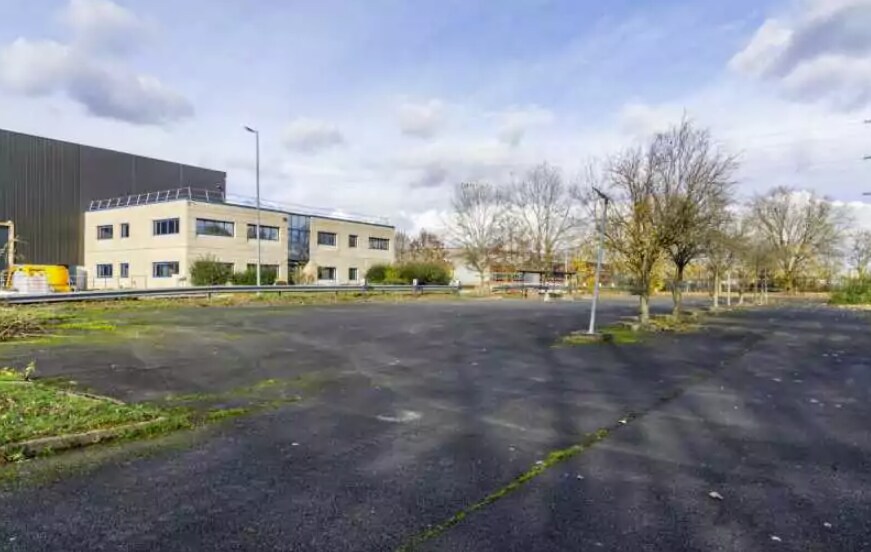 Industriel/Logistique dans Allonne à louer - Photo de l’immeuble – Image 3 sur 12