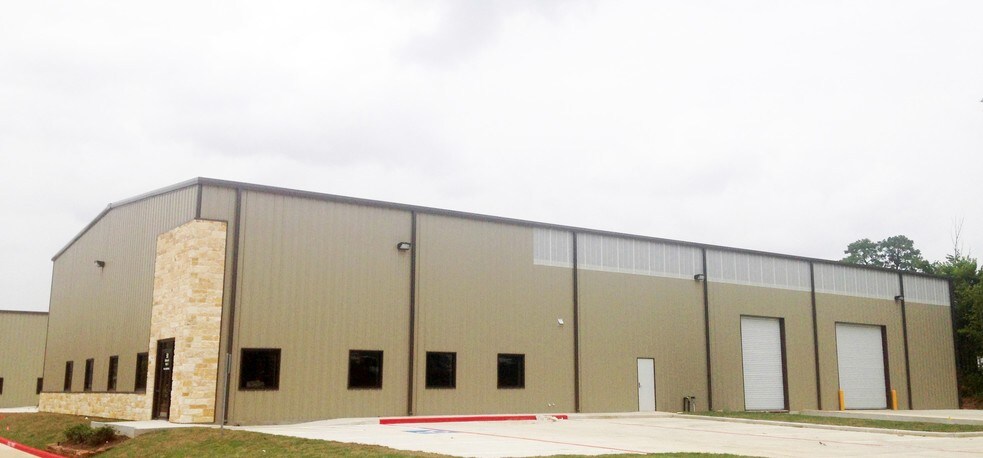 501 Hickerson St, Conroe, TX à louer - Photo de l’immeuble – Image 3 sur 22