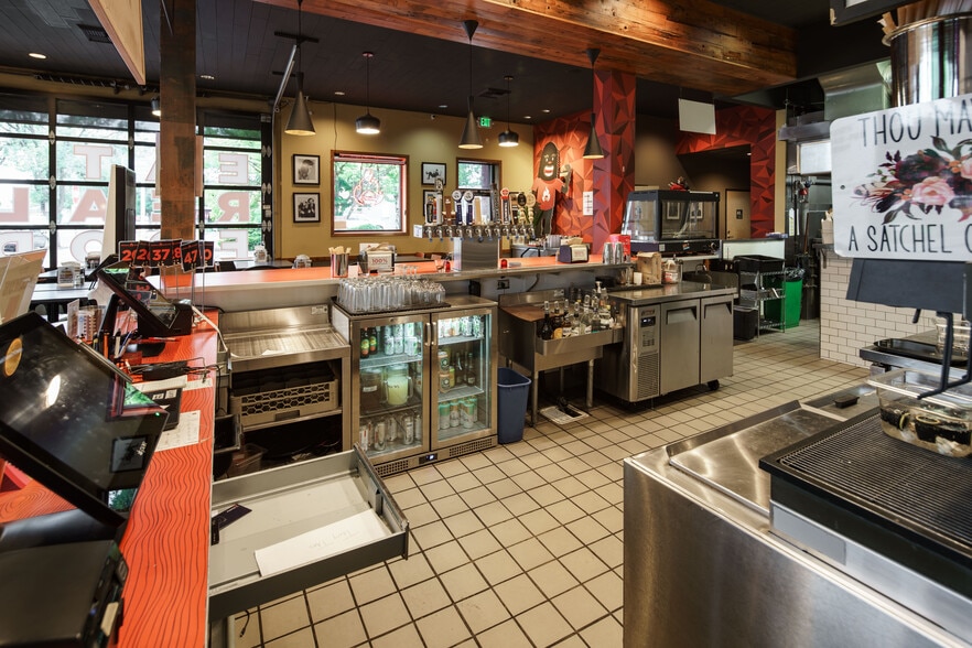 4905 SE Woodstock Blvd, Portland, OR à vendre - Photo intérieure – Image 3 sur 22