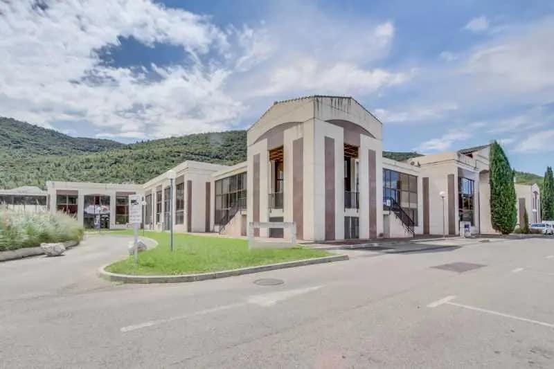 30 Avenue Du Chateau De Jouques, Gémenos à louer - Photo de l’immeuble – Image 1 sur 13