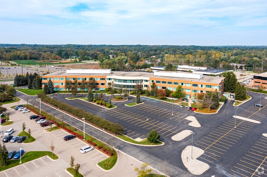 27500 Drake Rd, Farmington Hills, MI à louer - Aérien – Image 2 sur 22