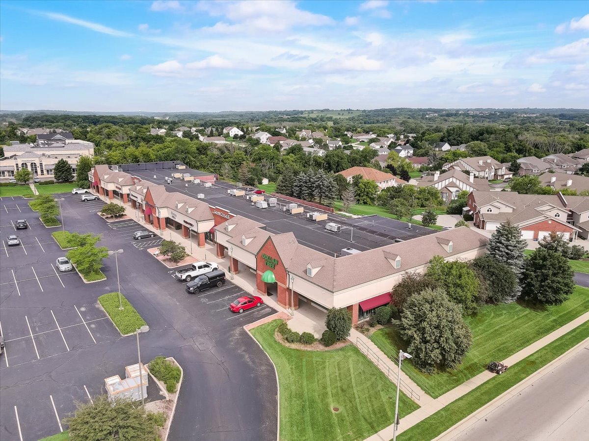 690 Westfield Way, Pewaukee, WI à louer Photo de l’immeuble– Image 1 sur 3