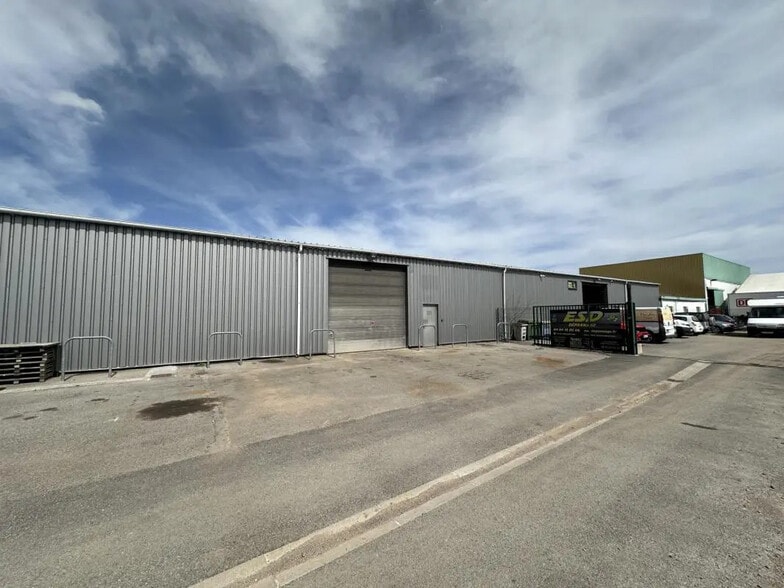 Local d’activités dans Fréjus à louer - Photo de l’immeuble – Image 3 sur 10