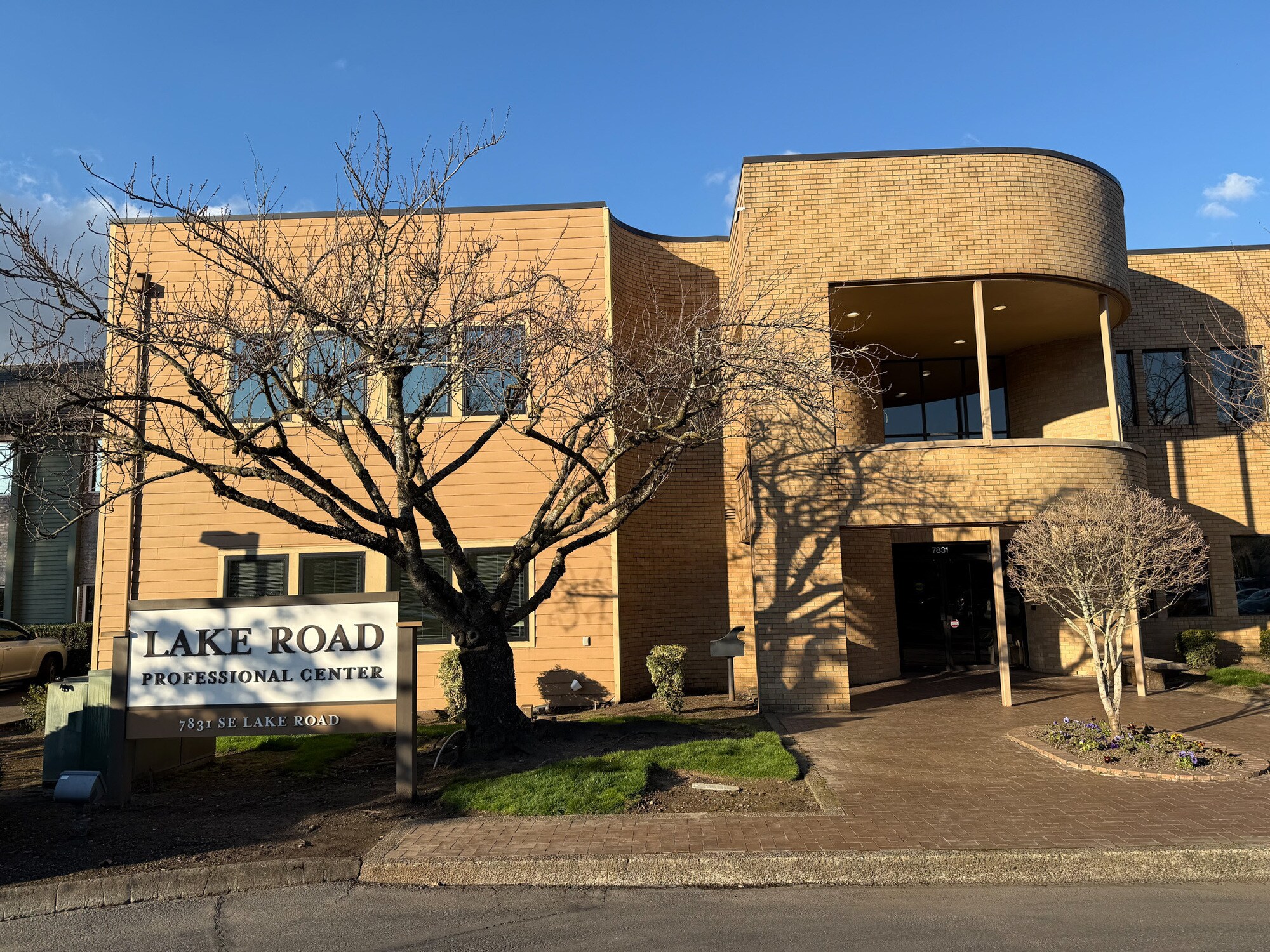 7831 SE Lake Rd, Portland, OR à louer Photo principale– Image 1 sur 10