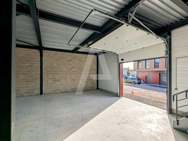 Plus de détails pour Local d’activités à vendre