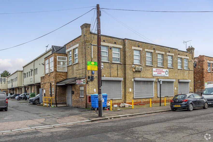 17 Queensway, Enfield à louer - Photo de l’immeuble – Image 2 sur 9