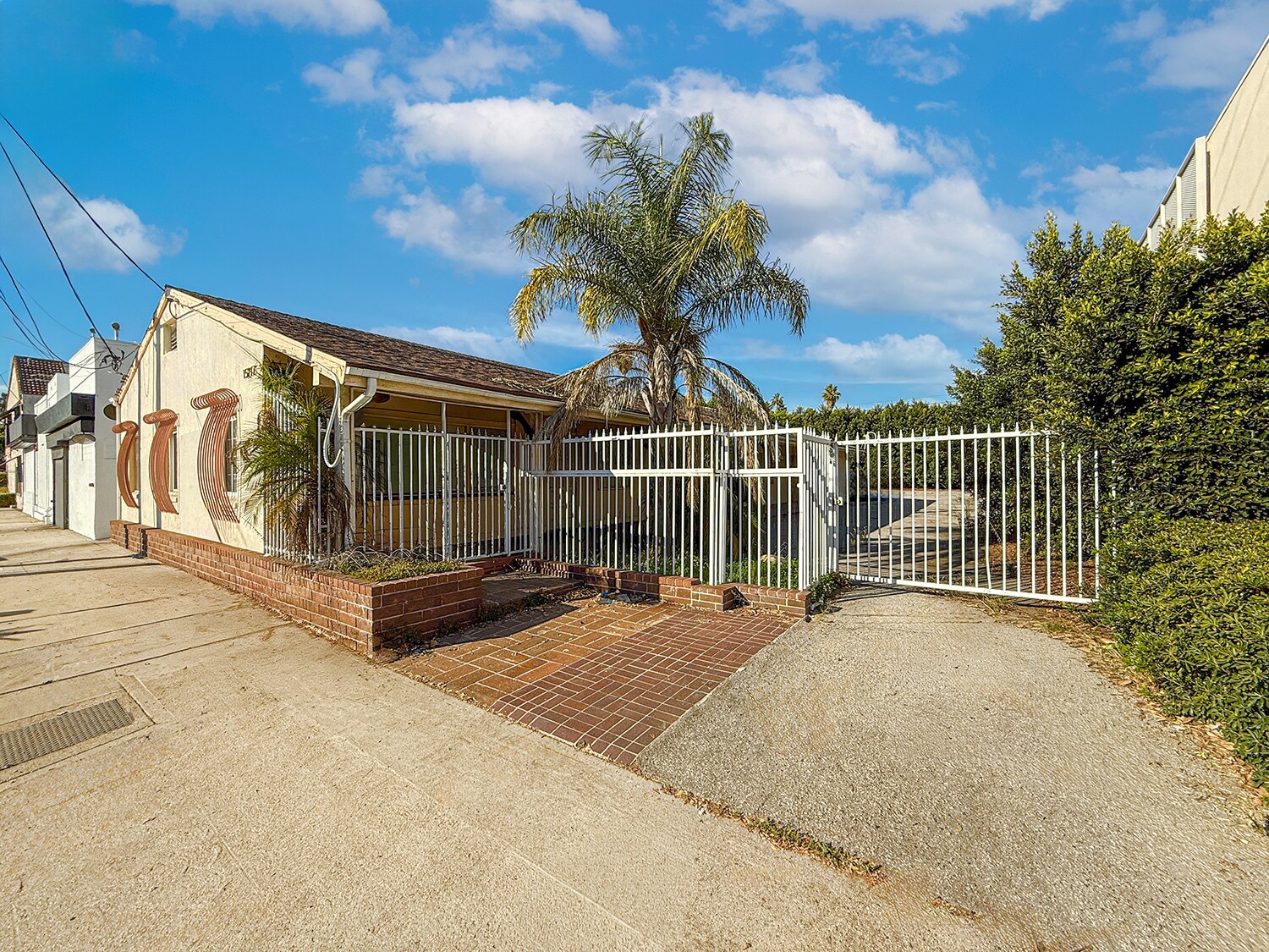 15217 Burbank Blvd, Van Nuys, CA à vendre Photo principale– Image 1 sur 11