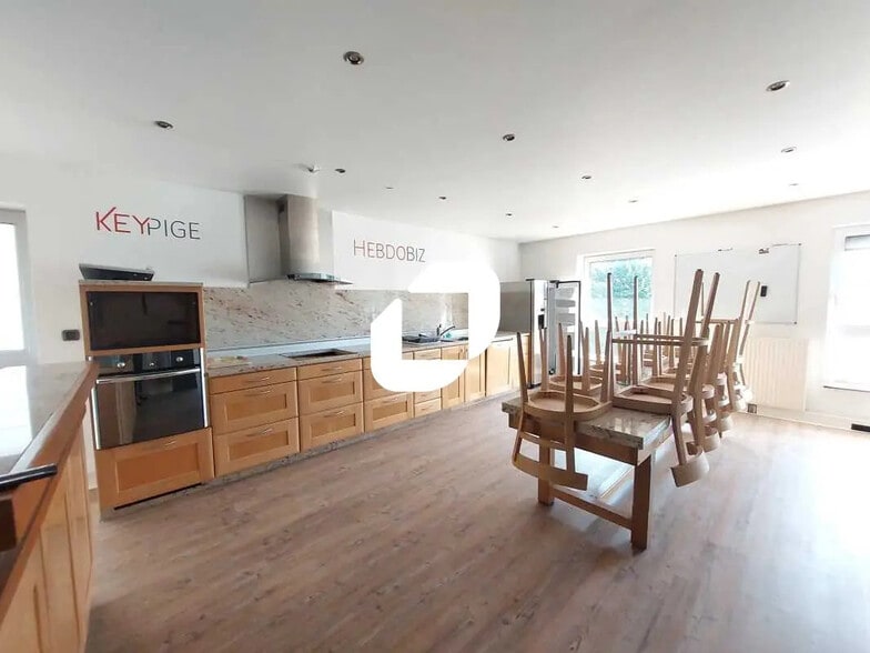 Bureau dans Voisins-le-Bretonneux à vendre - Photo de l’immeuble – Image 3 sur 10