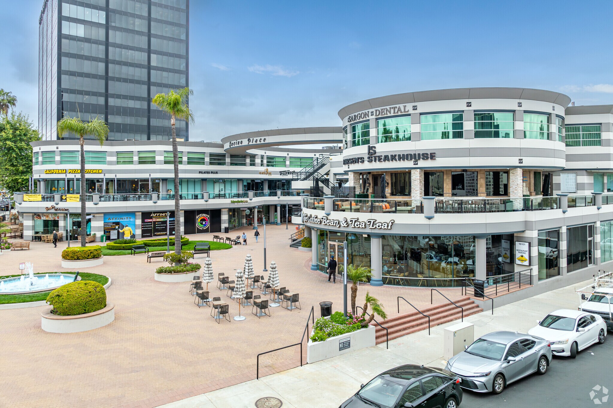 16101 Ventura Blvd, Encino, CA à louer Photo principale– Image 1 sur 23