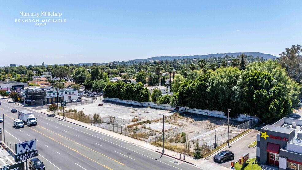 19348 Ventura Blvd, Tarzana, CA à vendre - Photo de l’immeuble – Image 2 sur 10