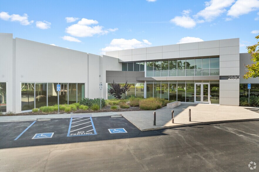 2580-2584 Junction Ave, San Jose, CA à louer - Photo de l’immeuble – Image 1 sur 9