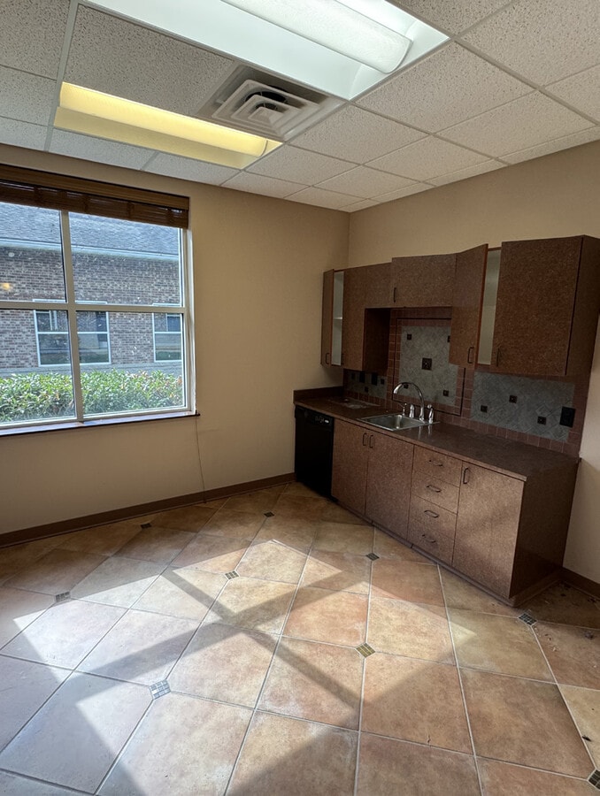 662 Veterans Pky, Clayton, NC 27520 - Lot 100 -  - Photo intérieure - Image 1 of 5