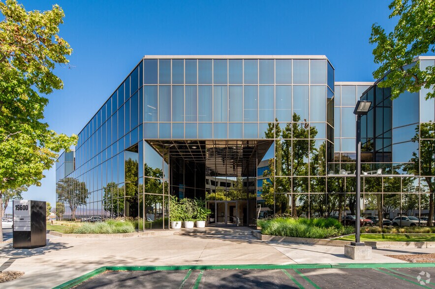 19600 Fairchild, Irvine, CA à louer - Photo de l’immeuble – Image 1 sur 22