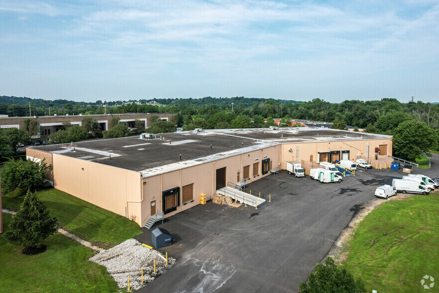 2930 Turnpike Dr, Hatboro, PA à louer - Photo de l’immeuble – Image 3 sur 4