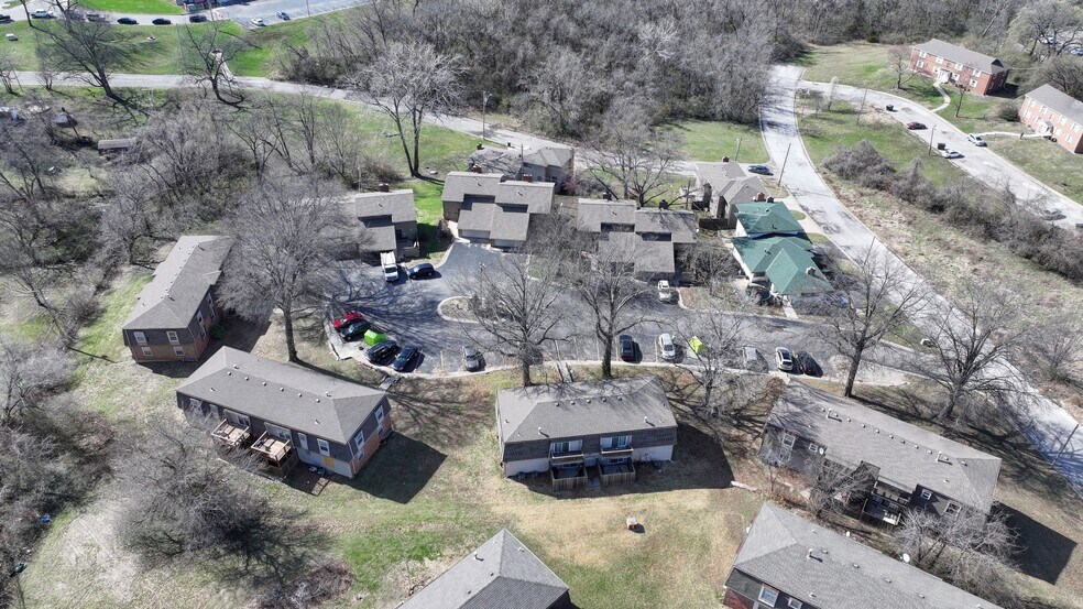 8627 Countryshire Ln, Kansas City, MO à vendre - Photo principale – Image 1 sur 32