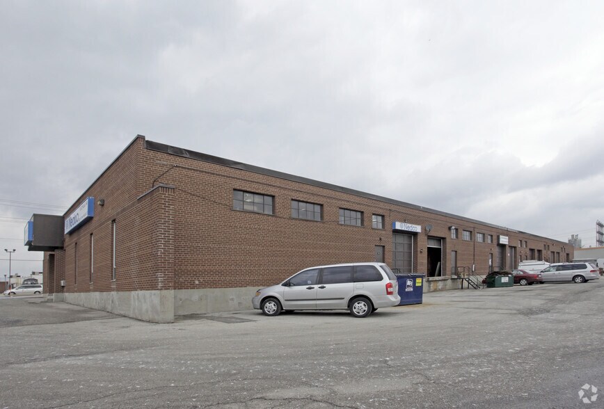 9 Royalcrest Rd, Toronto, ON à louer - Photo de l’immeuble – Image 2 sur 2