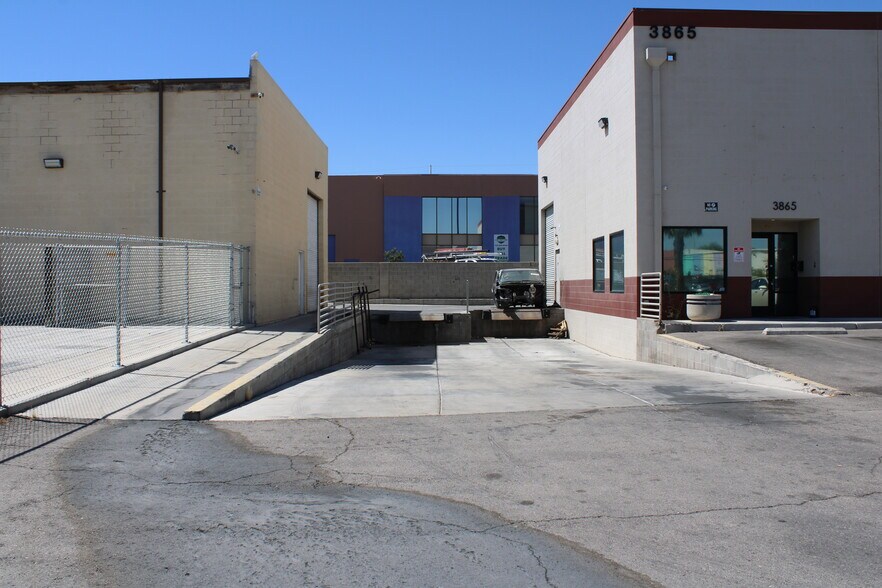 3685 Dewey Dr, Las Vegas, NV à louer - Photo principale – Image 1 sur 1