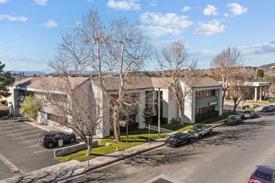 27141 Hidaway Ave, Canyon Country, CA à louer - Photo de l’immeuble – Image 2 sur 16